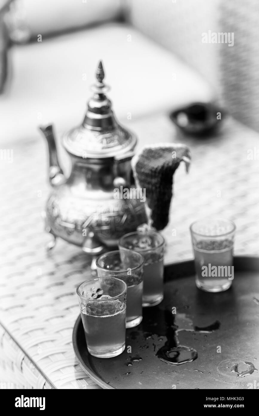 Tazze in strada od Chefchaouen, piccola città nel nord-ovest del Marocco famoso per i suoi edifici blu Foto Stock