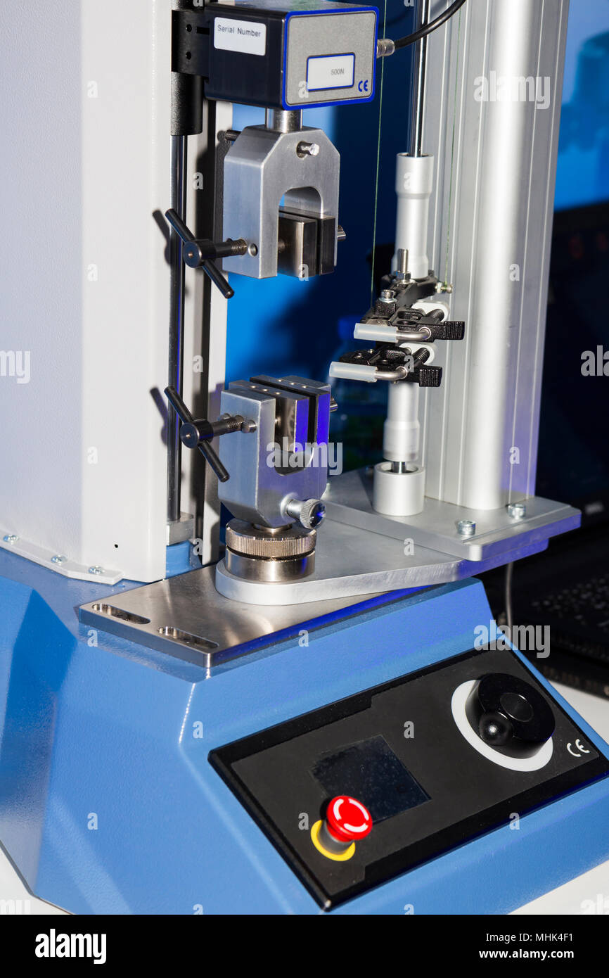 Resistenza alla compressione / macchina di testing in laboratorio di ingegneria con cella di carico per calcolare la forza di compressione o di trazione Foto Stock