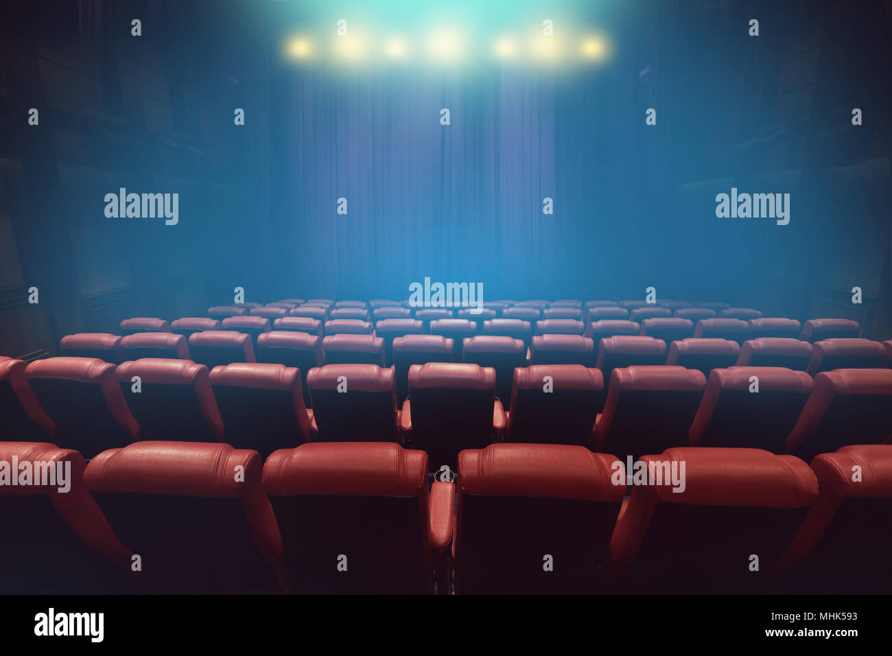 Teatro vuoto auditorium o cinema con sedili rosso prima di mostrare il  tempo Foto stock - Alamy