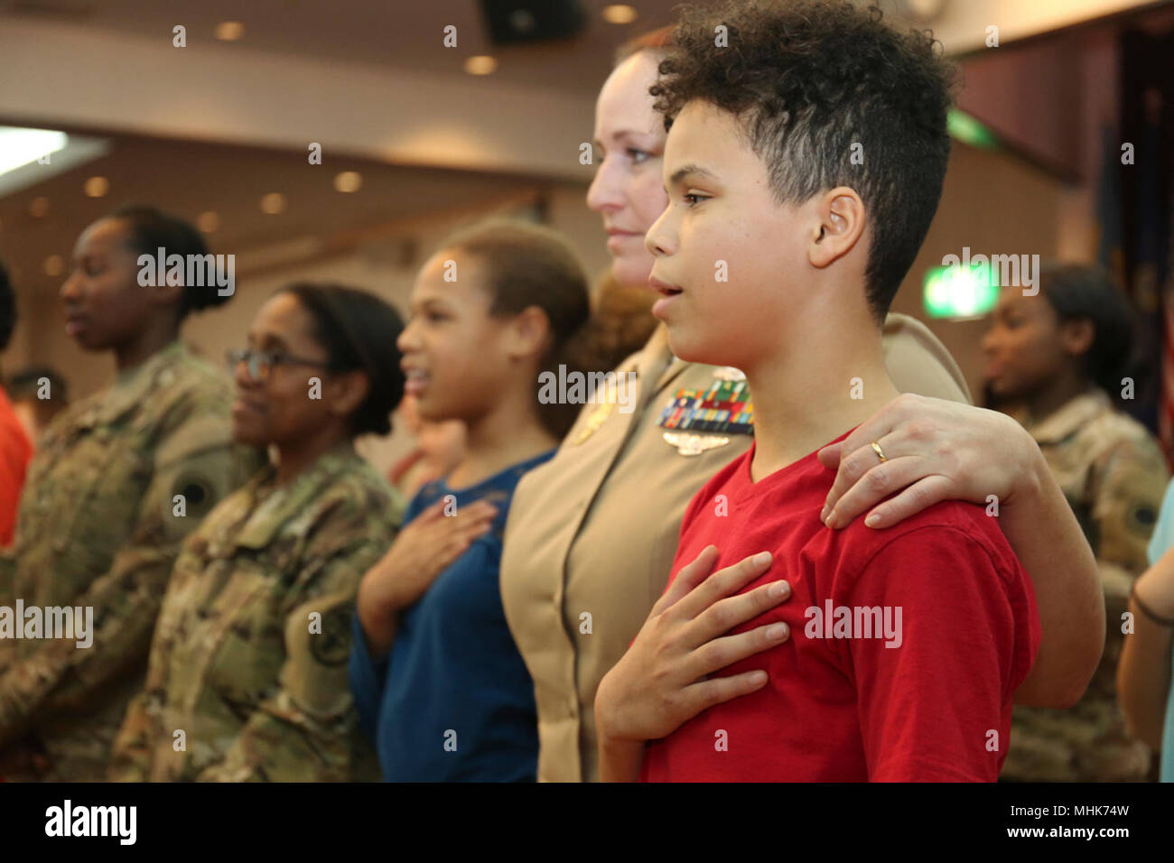 Gli studenti di Zama American Middle-High dramma scuola e classe Chorus ha invitato le donne in uniforme tra il pubblico a cantare l'inno nazionale con loro in onore di ciò che essi fanno per la nazione durante la donna della storia mese osservanza tenutasi il 23 marzo 2018 nel Camp Zama comunità Club. (U.S. Esercito Foto Stock