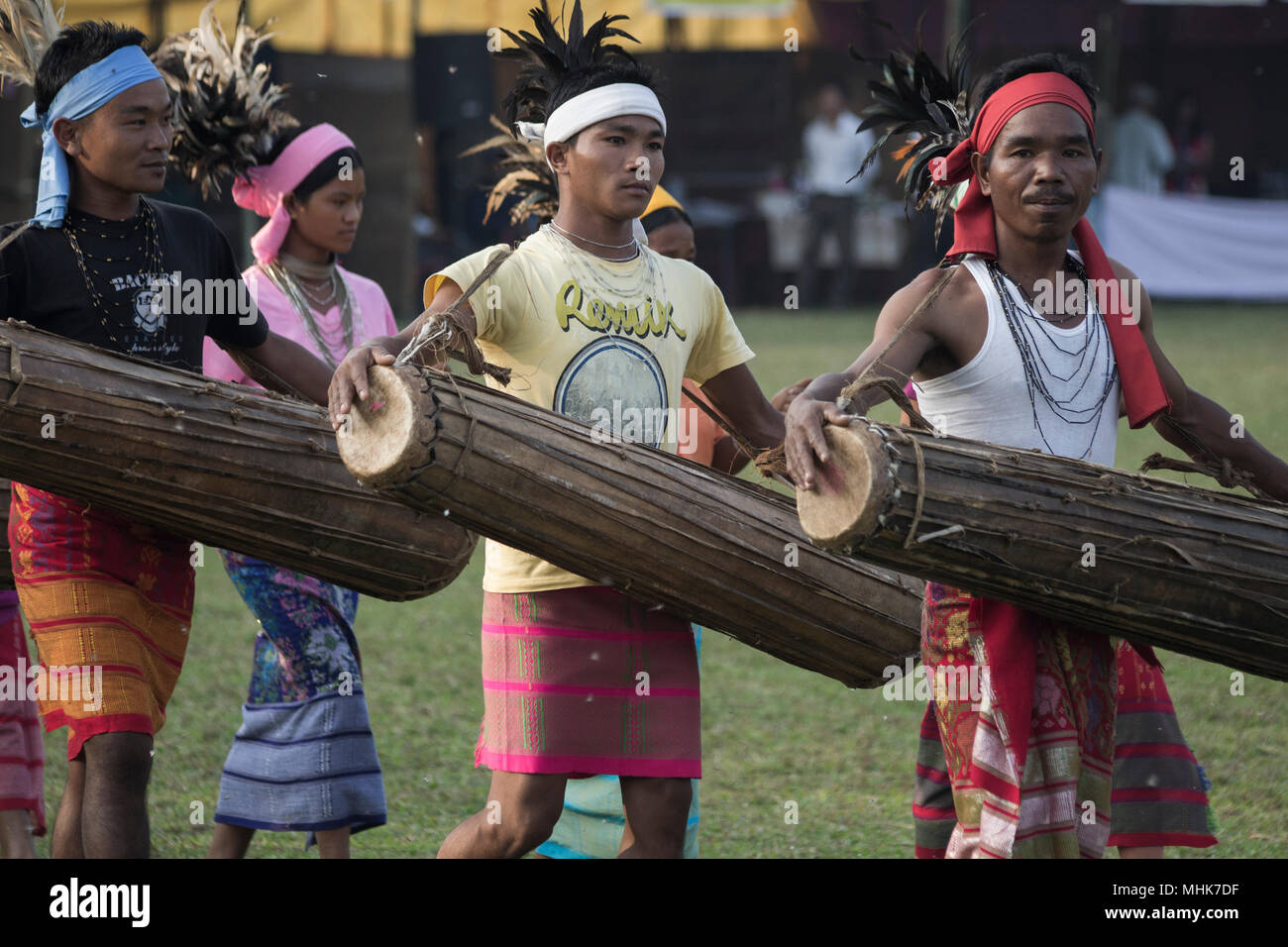 Il Meghalaya, nel nord est dell'India. Gli uomini in marcia durante la prova generale di centinaia di Festival di tamburi Foto Stock