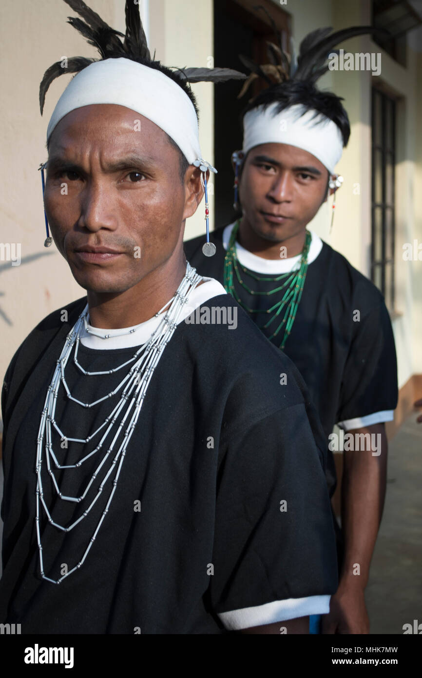 Il Meghalaya, India. Gli uomini di attendere per eseguire in un centinaio di Festival di tamburi Foto Stock