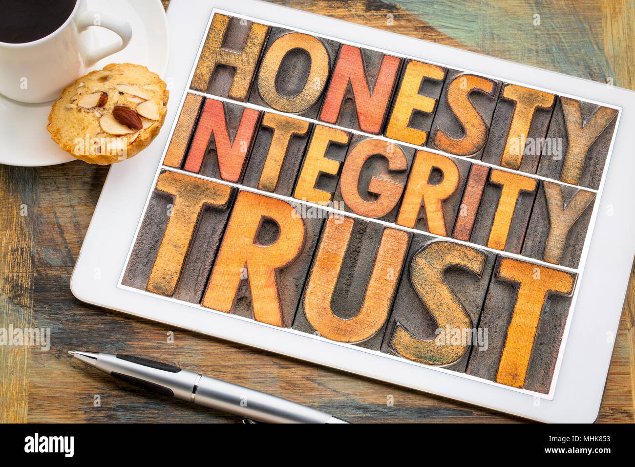 Onestà, Integrità, il concetto di trust - word abstract in rilievografia vintage tipo legno blocchi su una tavoletta digitale con una tazza di caffè Foto Stock