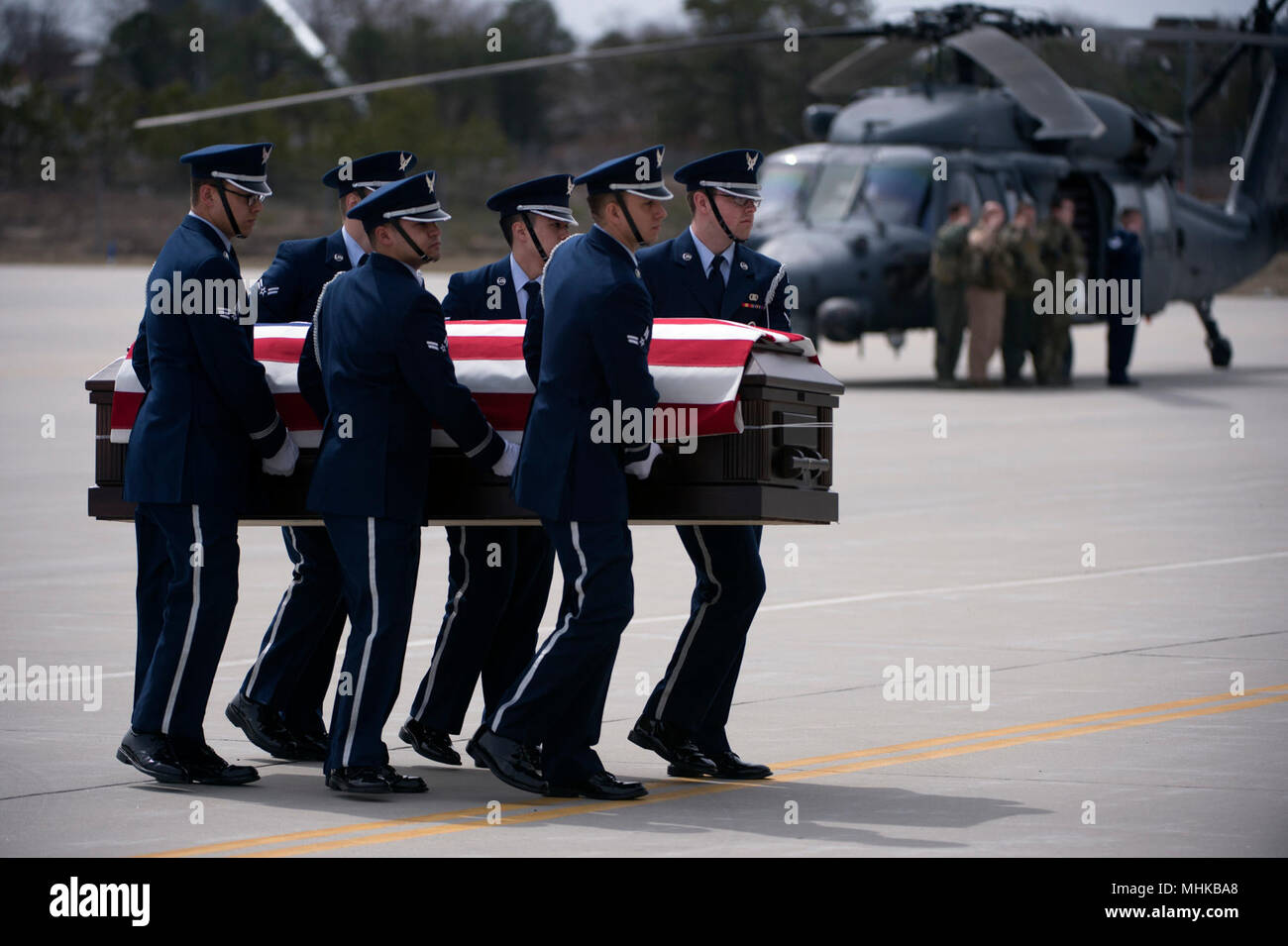 WESTHAMPTON BEACH, NY - USA Air Force Guardia d'onore ai membri di base comuneGuire-Dix Mc-Lakehurst eseguire un trasferimento degna dei rimpatriati rimane del capitano Christopher T. Zanetis, 37 di Long Island, un pilota dal 101st Rescue Squadron torna alla stazione F.S. Gabreski Air National Guard Base Marzo 27, 2018. La data di arrivo e breve cerimonia è stata inoltre detenute per Master Sgt. Christopher J. Raguso e Tech. Sgt. Dashan J. Briggs, entrambe le missioni speciali di specialisti di aviazione, che erano tutti uccisi quando il loro HH-60G Pave Hawk elicottero schiantato lungo il confine Iraq-Syria vicino alla città di Al-Qa'im. Foto Stock