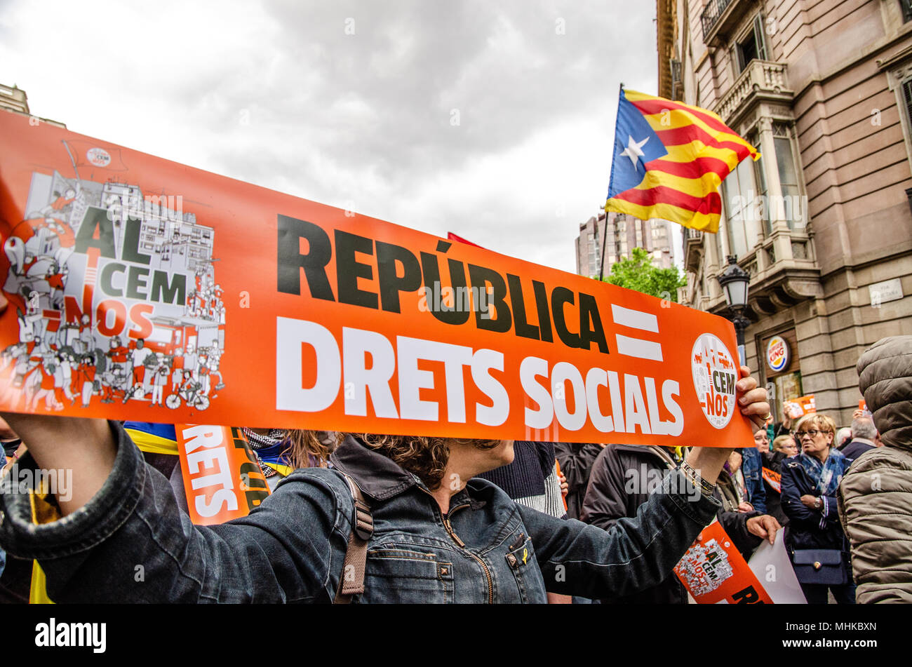 Due manifestanti per l indipendenza della Catalogna sono visti innalzare un cartello con lo slogan "public = i diritti sociali". L'indipendenza catalana movimento ha aderito al giorno di maggio dimostrazioni, giorno della festa dei lavoratori. Sotto lo slogan per la repubblica e i diritti sociali, centinaia di persone hanno manifestato nel centro di Barcellona Foto Stock