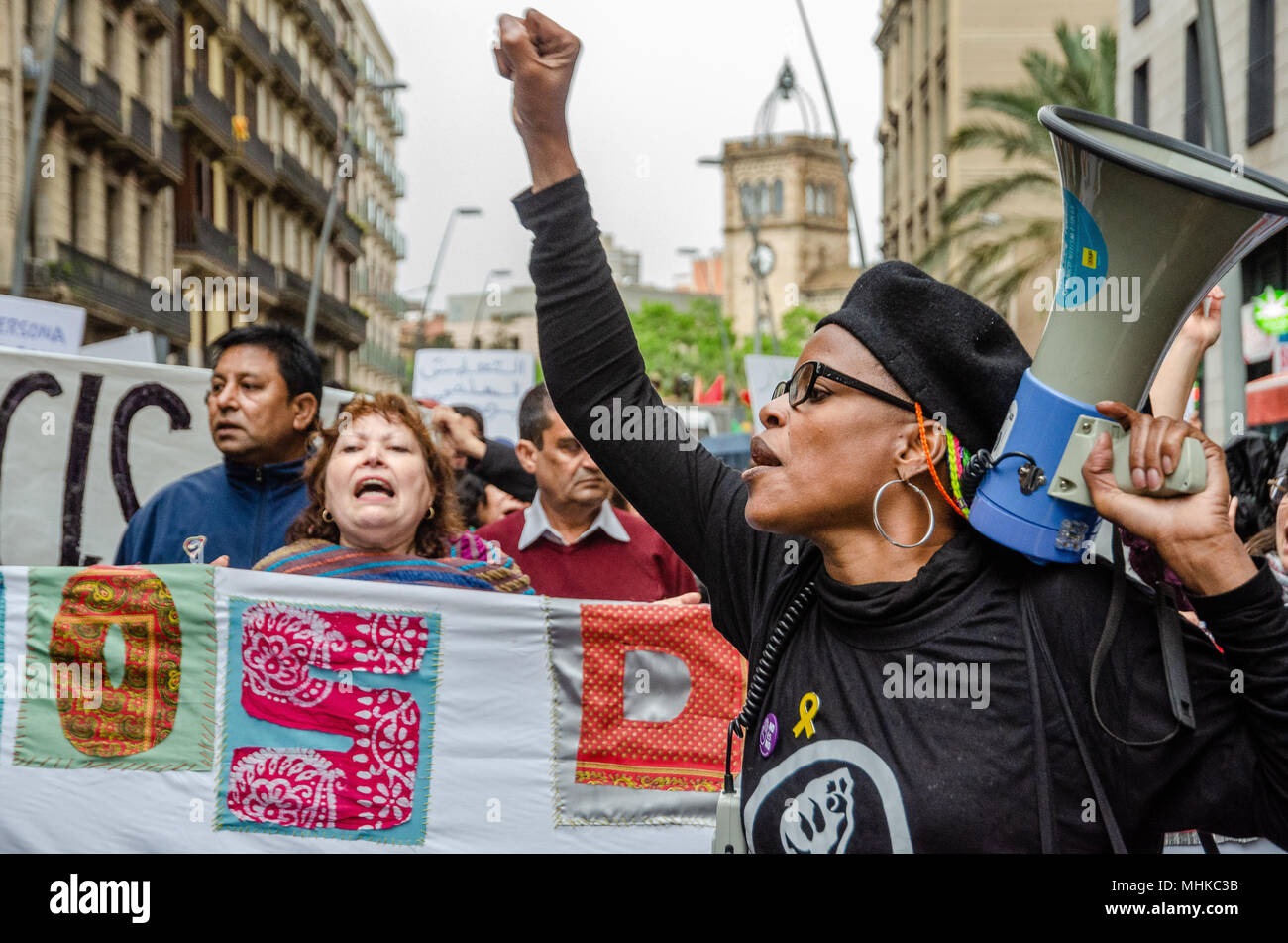 Una donna nera è visto cantando slogan durante la manifestazione contro la precarietà del lavoro di Barcellona. Sotto la celebrazione del primo maggio anche alcune organizzazioni più preoccupato per i diritti sociali sono venuti fuori nella manifestazione nel centro di Barcellona per la lotta contro la precarizzazione del lavoro e condizioni di lavoro dignitose. Foto Stock