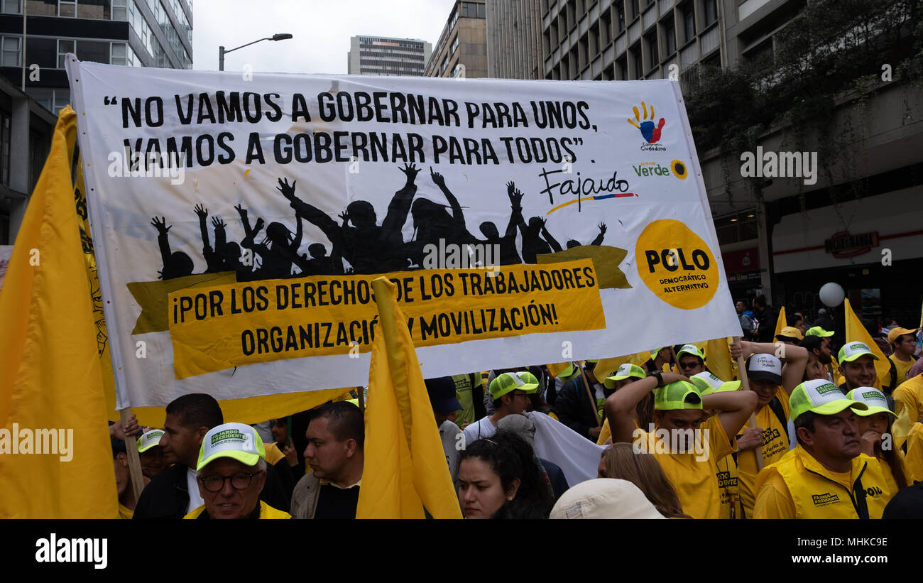 Bogotà, Colombia. Il 1 maggio 2018. Demostraros e il Sindacato dei lavoratori hanno marciato a Bogotà, in Colombia per comemorate 1 maggio lavoratori Internazionali al giorno. Credito: Luis Gomez/Alamy Live News Foto Stock