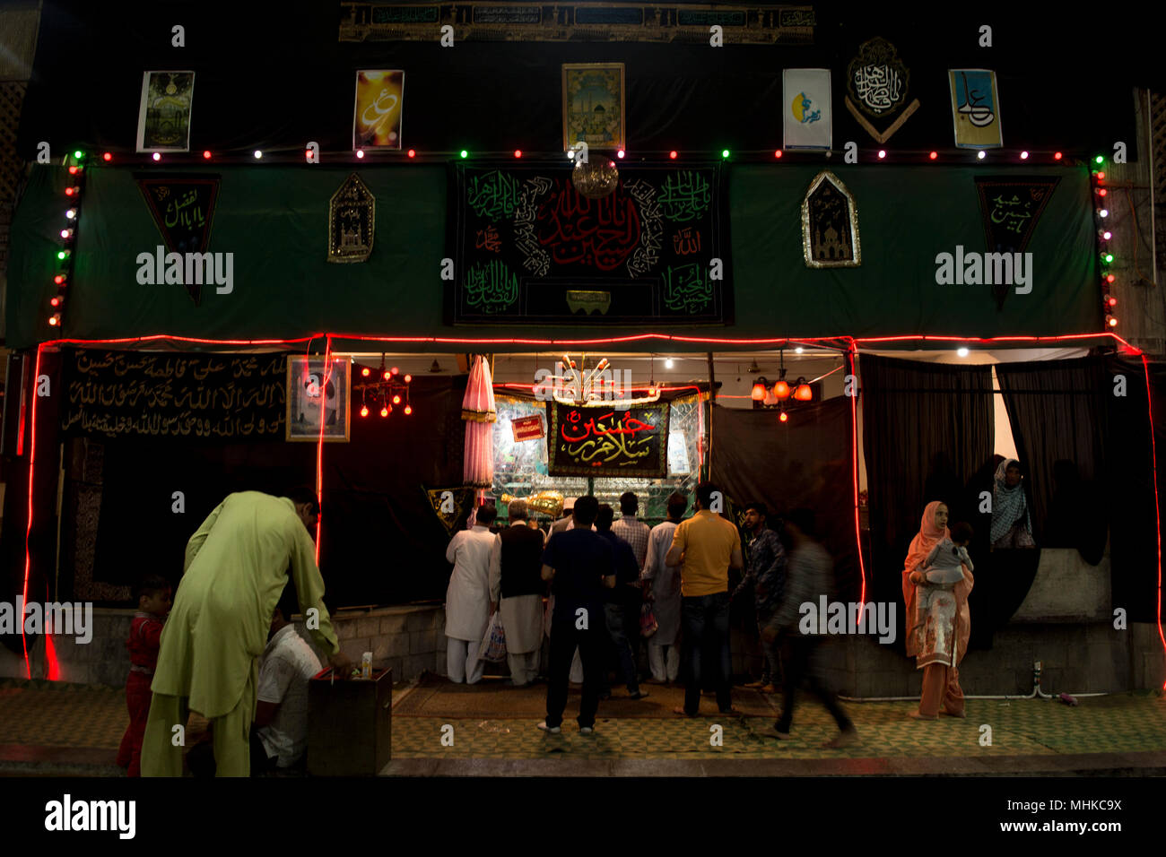 Kashmir musulmano sciita fioretti all'interno del imambara per contrassegnare FUSC-e-barat a Srinagar, la capitale estiva della controllata indiana del Kashmir. Fusc-e-barat è giorno religioso prevalentemente osservato da Shitte comunità musulmane nella notte tra il quattordici e il quindici Sha'divieto (ottavo mese secondo calendario musulmano). I Musulmani credono questo FUSC-e-barat come una notte quando Allah può perdonare i peccatori e quando le sorti di esseri umani per il prossimo anno sono decise. In molte parti della valle del Kashmir, musulmani sono disposti preghiere per ottenere il perdono da Dio per i loro antenati defunti. Shitte musulmani (Twelver Shia Musl Foto Stock