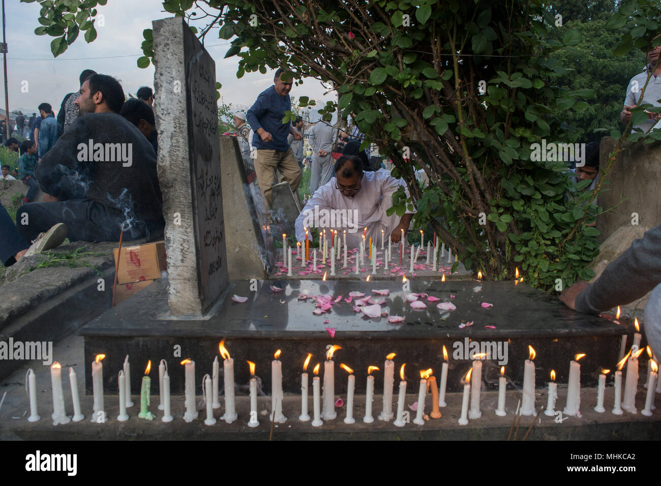 Un Kashmir musulmano sciita uomo candela luci sulla tomba dei suoi parenti per contrassegnare FUSC-e-barat a Srinagar, la capitale estiva della controllata indiana del Kashmir. Fusc-e-barat è giorno religioso prevalentemente osservato da Shitte comunità musulmane nella notte tra il quattordici e il quindici Sha'divieto (ottavo mese secondo calendario musulmano). I Musulmani credono questo FUSC-e-barat come una notte quando Allah può perdonare i peccatori e quando le sorti di esseri umani per il prossimo anno sono decise. In molte parti della valle del Kashmir, musulmani sono disposti preghiere per ottenere il perdono da Dio per i loro antenati defunti. Shitte Musl Foto Stock