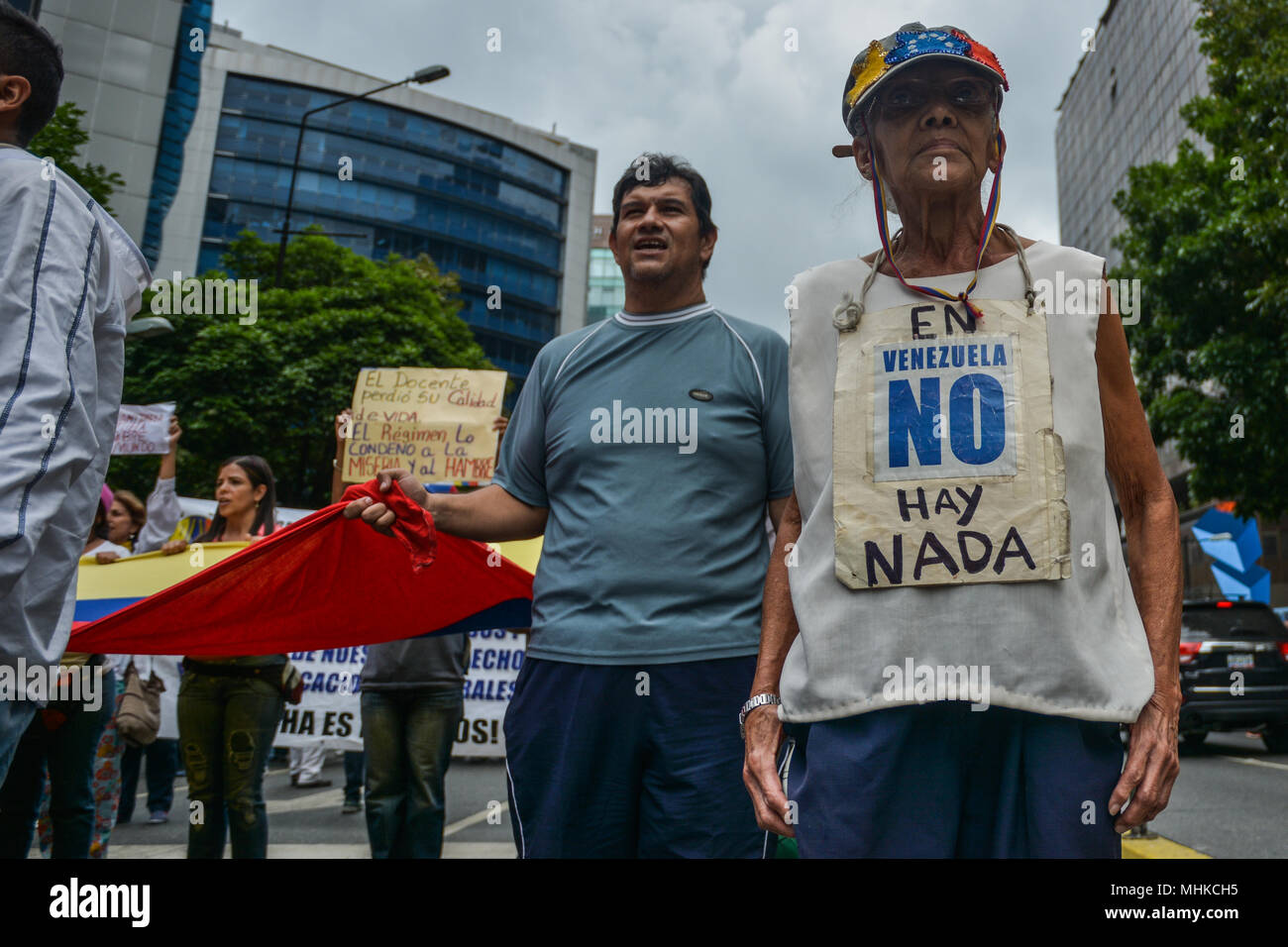 Caracas, Venezuela. Il 1 maggio 2018. Un anziano uomo visto durante la protesta. Lavoratori e dirigenti sindacali hanno protestato nella città di Caracas per migliori salari e condizioni di lavoro migliori. Nei giorni precedenti il presidente della Repubblica del Venezuela, Nicolas Maduro ha decretato un minimo di aumento salariale che è ancora al di sotto del tasso di inflazione del paese e che non coprono i bisogni della classe operaia. Credito: SOPA Immagini limitata/Alamy Live News Foto Stock