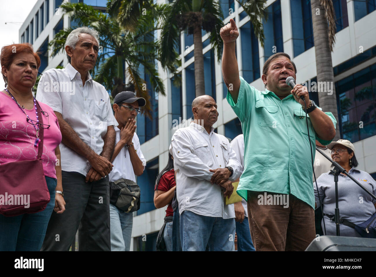 Caracas, Venezuela. Il 1 maggio 2018. Un manifestante dà un discorso durante la dimostrazione. Lavoratori e dirigenti sindacali hanno protestato nella città di Caracas per migliori salari e condizioni di lavoro migliori. Nei giorni precedenti il presidente della Repubblica del Venezuela, Nicolas Maduro ha decretato un minimo di aumento salariale che è ancora al di sotto del tasso di inflazione del paese e che non coprono i bisogni della classe operaia. Credito: SOPA Immagini limitata/Alamy Live News Foto Stock