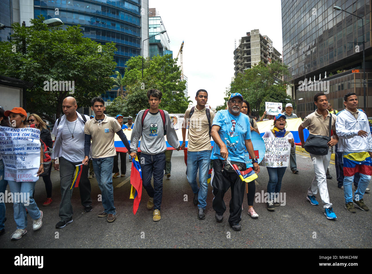 Caracas, Venezuela. Il 1 maggio 2018. Manifestanti hanno visto in marcia durante la dimostrazione. Lavoratori e dirigenti sindacali hanno protestato nella città di Caracas per migliori salari e condizioni di lavoro migliori. Nei giorni precedenti il presidente della Repubblica del Venezuela, Nicolas Maduro ha decretato un minimo di aumento salariale che è ancora al di sotto del tasso di inflazione del paese e che non coprono i bisogni della classe operaia. Credito: SOPA Immagini limitata/Alamy Live News Foto Stock