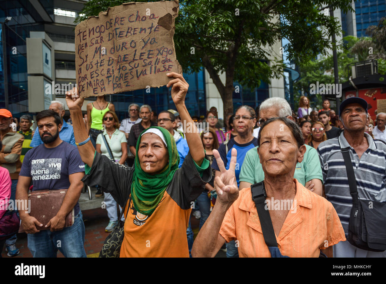 Caracas, Venezuela. Il 1 maggio 2018. Una donna si vede tenendo un cartello durante la protesta. Lavoratori e dirigenti sindacali hanno protestato nella città di Caracas per migliori salari e condizioni di lavoro migliori. Nei giorni precedenti il presidente della Repubblica del Venezuela, Nicolas Maduro ha decretato un minimo di aumento salariale che è ancora al di sotto del tasso di inflazione del paese e che non coprono i bisogni della classe operaia. Credito: SOPA Immagini limitata/Alamy Live News Foto Stock
