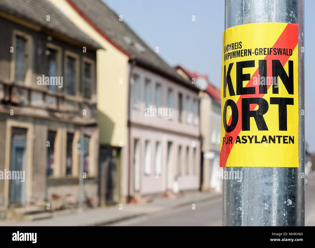 Il 10 aprile 2018, Germania, Pasewalk: l'adesivo su un palo metallico in una zona residenziale legge 'nessun posto per richiedenti asilo foto: Jens Kalaene/dpa-Zentralbild/dpa Foto Stock