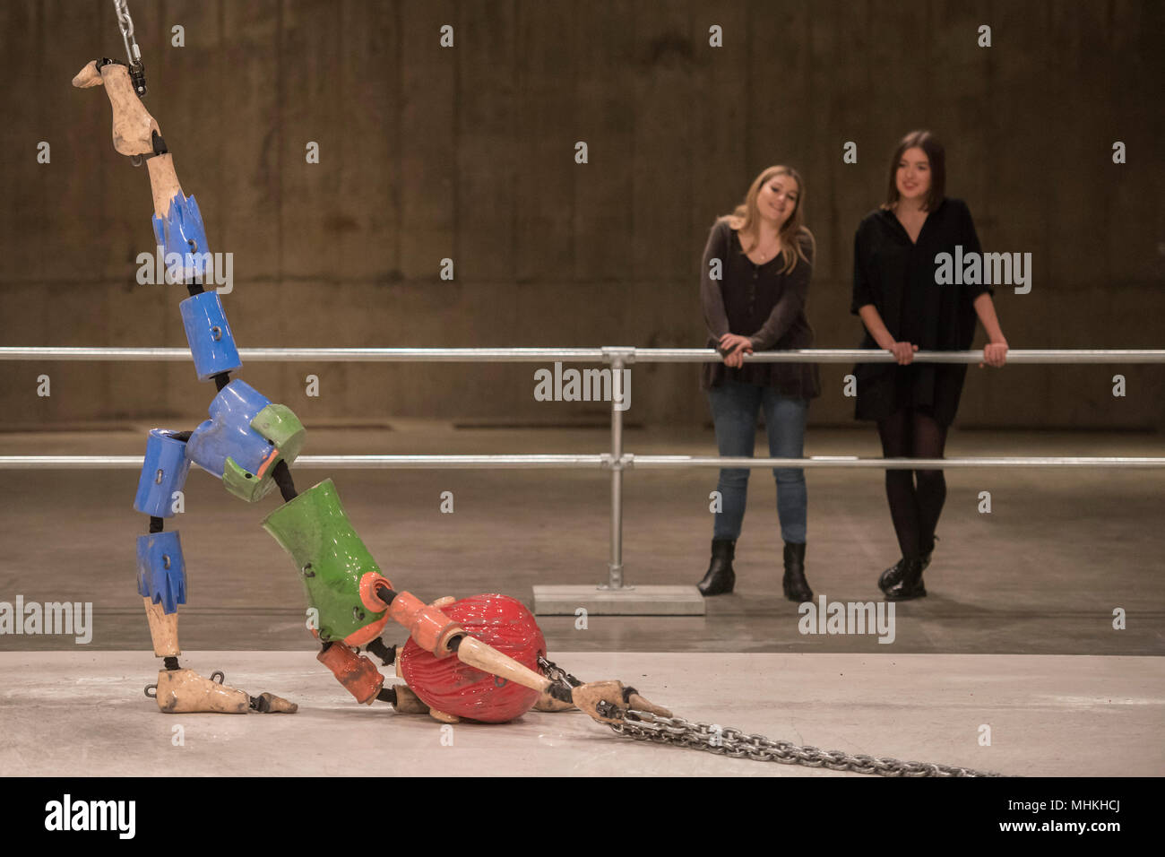 Londra, Regno Unito. Il 2 maggio 2018. Jordan Wolfson colorato della scultura, una larga scala di animatronic installazione in serbatoi alla Tate Modern. Esso dispone di un minaccioso pupazzo di oltre 7 metri di altezza, che viene sollevato e tirato, trascinata e fatta cadere a terra mediante catene meccanizzate allegata ad ogni arto. La figura Richiama su diverse rappresentazioni della fanciullezza da American cultura pop. Dotati di schermi digitali per gli occhi, sensori permettono il fantoccio per fissare gli spettatori con il suo sguardo come bocche un elenco criptico di minacciose dichiarazioni. Credito: Guy Bell/Alamy Live News Foto Stock