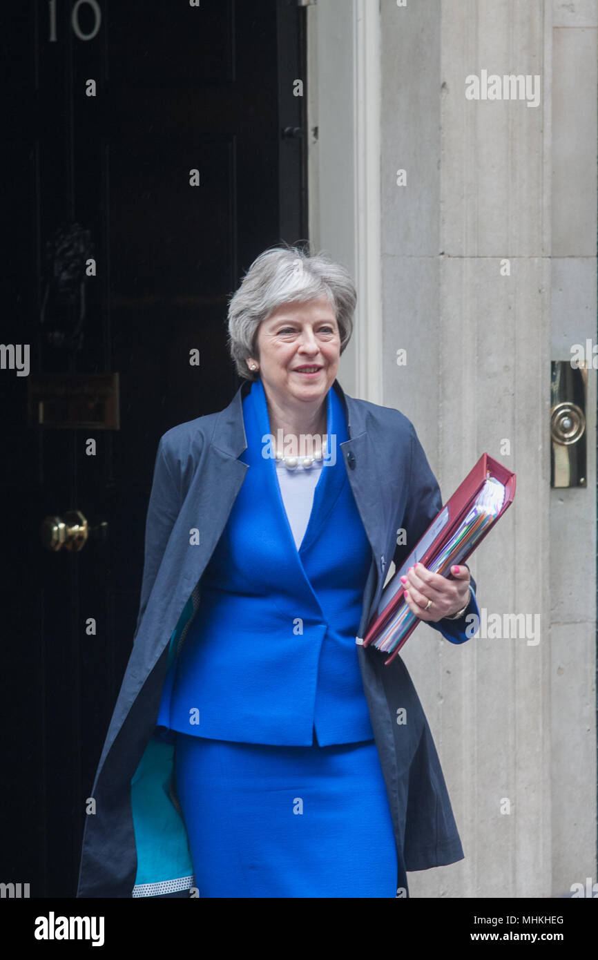 Londra REGNO UNITO. Il 2 maggio 2018. Il Primo Ministro inglese Theresa Maggio lascia n. 10 di Downing Street per il settimanale PMQ al Parlamento come lei si trova di fronte a un possibile ribellione da 60 euroscettico MP dal suo partito conservatore in Gran Bretagna i negoziati su una unione doganale il partenariato con l'Unione europea Credito: amer ghazzal/Alamy Live News Foto Stock