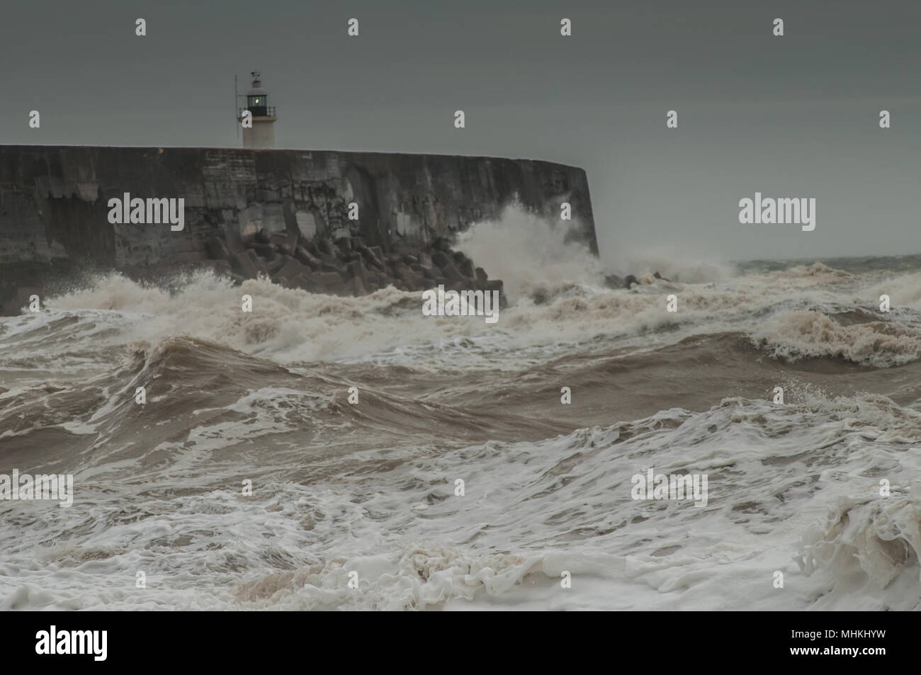 Newhaven, East Sussex, Regno Unito..2 maggio 2018..Crescente vento che frusta il surf al West Breakwater. Foto Stock