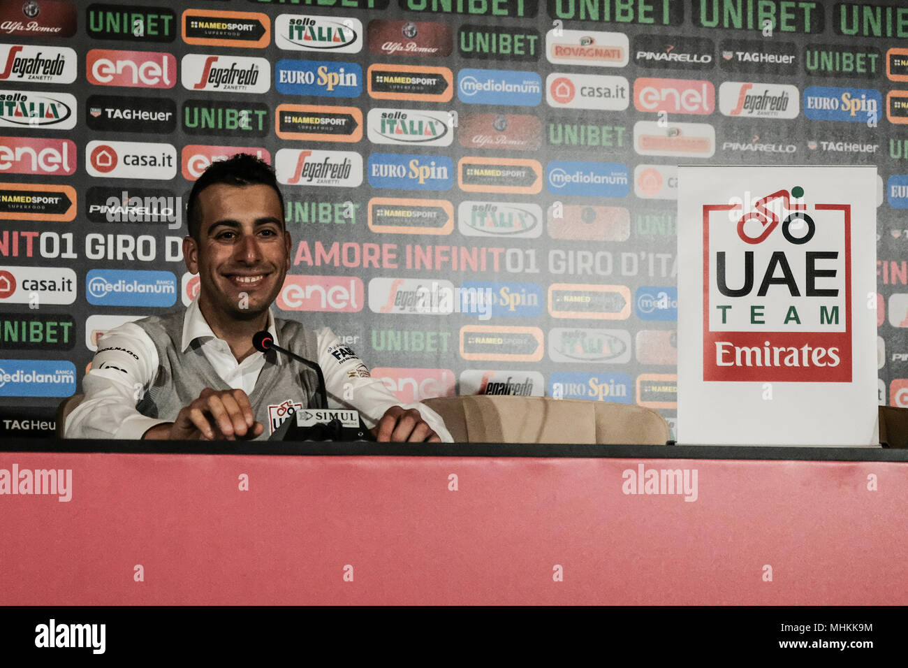 Gerusalemme, Israele. Il 2 maggio, 2018. FABIO ARU, 27, rappresenta il Mondo UCI Team Team DEGLI EMIRATI ARABI UNITI Emirates in occasione di una conferenza stampa a Gerusalemme il Waldorf Astoria in anticipo di fase 1 del 101st Giro d'Italia, programmata per iniziare il 4 maggio a Gerusalemme. Foto Stock