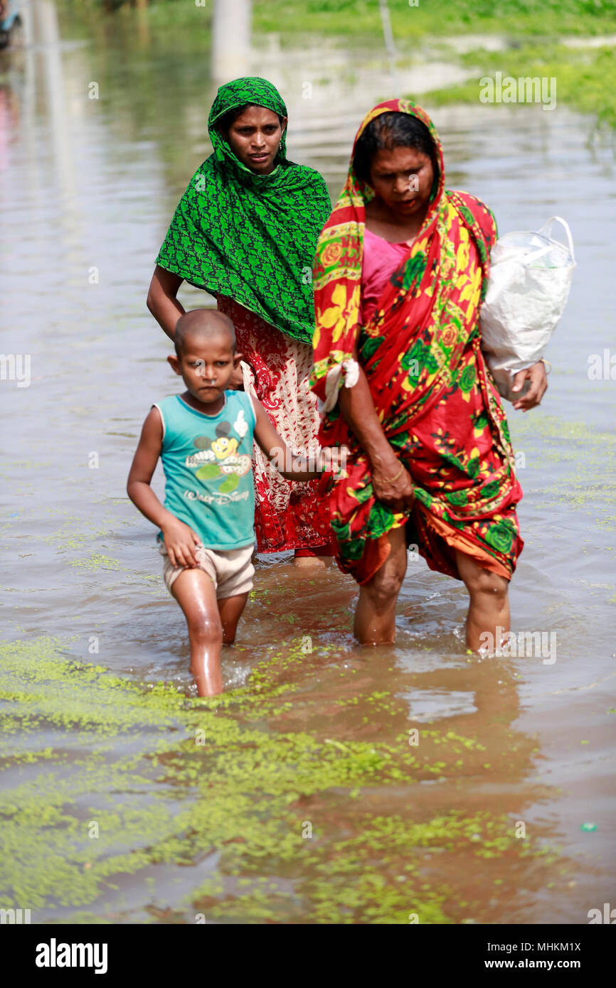 Dacca in Bangladesh - Maggio 02, 2018: le donne del Bangladesh attraversare una strada allagata a Shampur a Dhaka, nel Bangladesh. Sconfinamento di canali è contribuire al continuo la registrazione di acqua nella zona. Credito: SK Hasan Ali/Alamy Live News Foto Stock