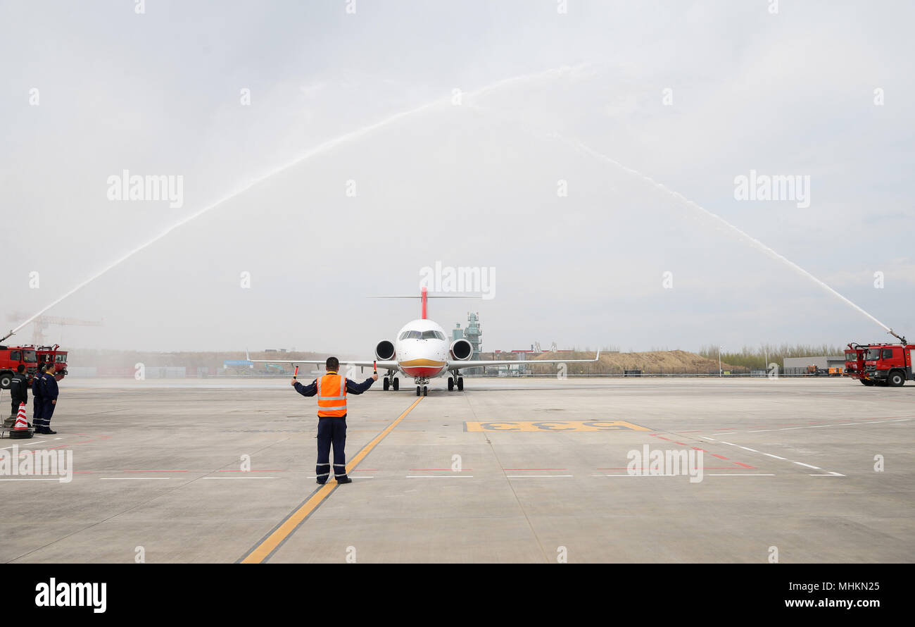 Harbin, la Cina della Provincia di Heilongjiang. Il 2 maggio, 2018. Un ARJ21 arriva in aeroporto Aihun Heihe in città, a nord-est della Cina di Provincia di Heilongjiang, 2 maggio 2018. Della Cina di home-sviluppato ARJ21 jetliner regionale mercoledì ha iniziato a volare su nuovi percorsi nel Nordest della Cina di Provincia di Heilongjiang, detto sviluppatore. L'apertura di nuovi collegamenti aerei con ARJ21 rappresentano il modello commerciale di operazioni di volo nei paesi più settentrionali e freddo estremo regione, detta la Shanghai basati su aeromobili commerciali Corp. di Cina (COMAC). Credito: Ding Ting/Xinhua/Alamy Live News Foto Stock