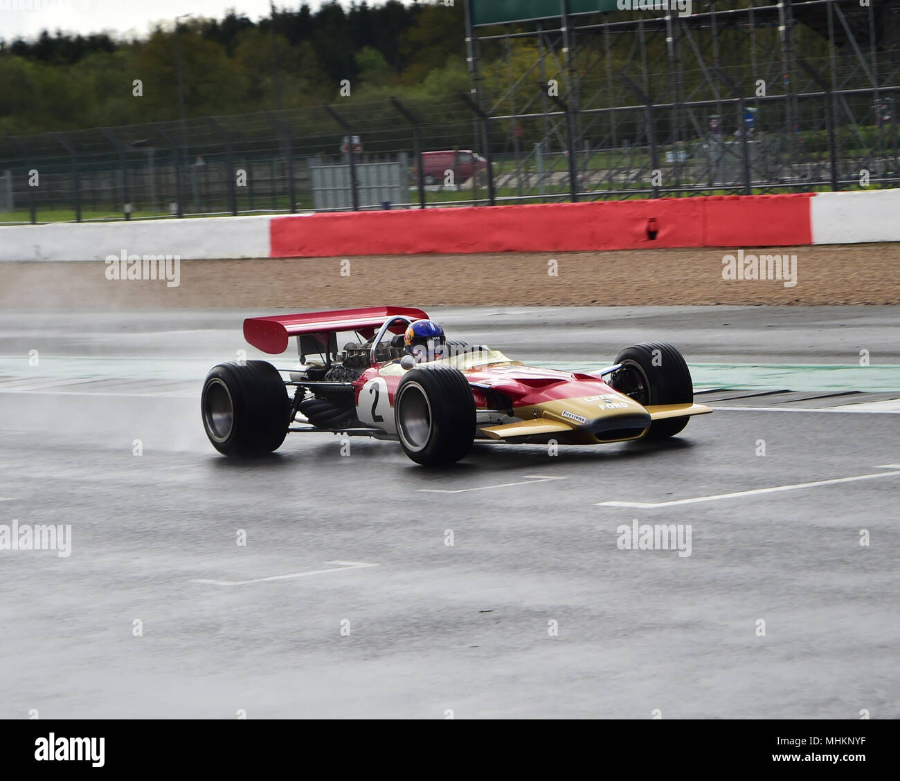 Silverstone, Towcester, Northamptonshire, Inghilterra, mercoledì 2 maggio 2018. Adrian Newey, F1 engineering guru, in una Lotus 49, Maestri FIA Formula Uno storiche, questa è stata una anteprima del main event su Silverstone completa del circuito del Gran Premio che si terrà dal 20 al 22 luglio 2018. L'evento, classificato come il più grande classico evento racing, dispone anche di vivere concerti serali, una fiera del divertimento e una miriade di altri tipi di intrattenimento per tenere la folla intrattenuti. Questo è in aggiunta a un completo classico programma racing festeggiare ricorrenze varie per tutto il weekend. Chris McEvoy/Alamy Live News. Foto Stock