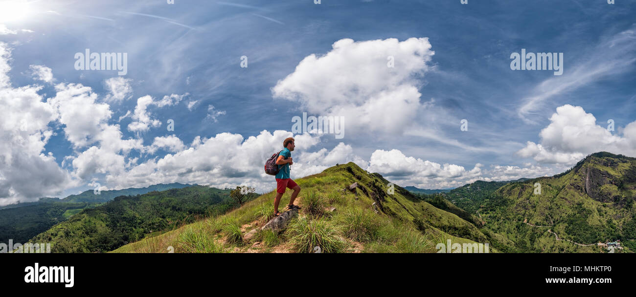 Escursionista caucasica uomo prendere un periodo di riposo in montagna con lo zaino. Foto Stock