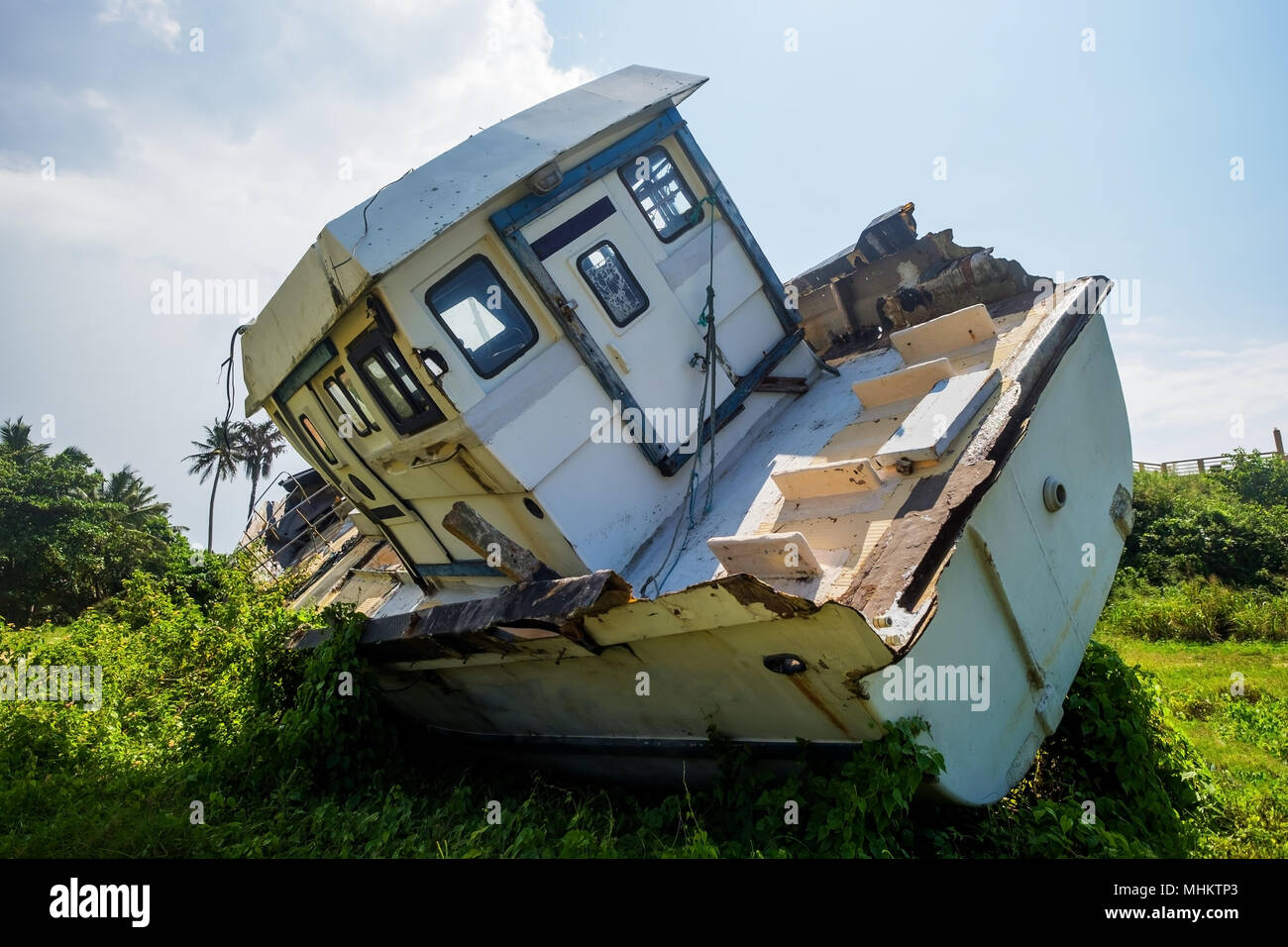 Vecchia nave danneggiata giacente a terra. Foto Stock