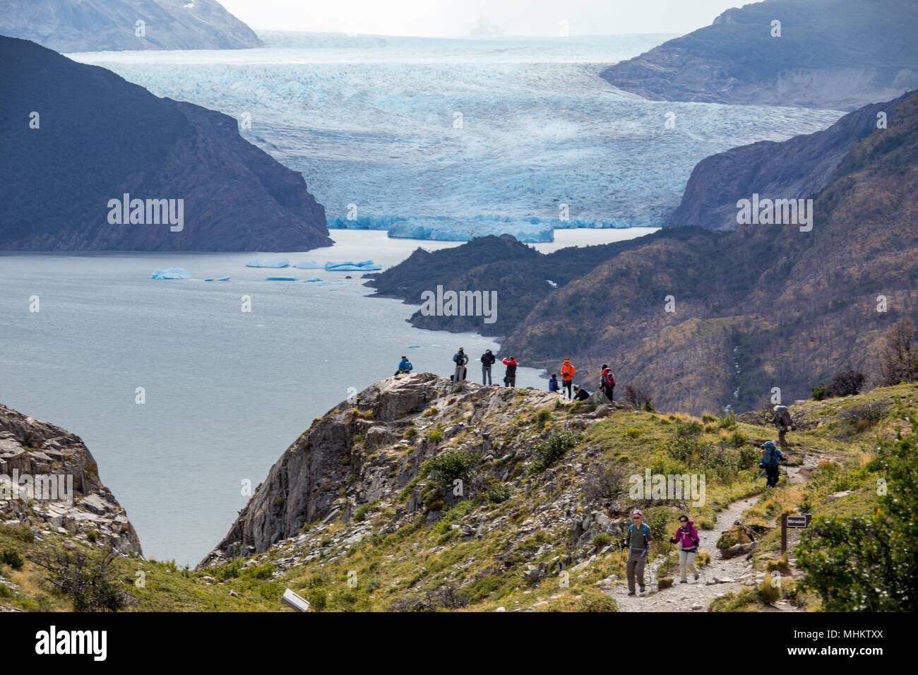 Gli escursionisti a Mirador Glaciar Grey, Parco Nazionale Torres del Paine, Patagonia, Cile Foto Stock