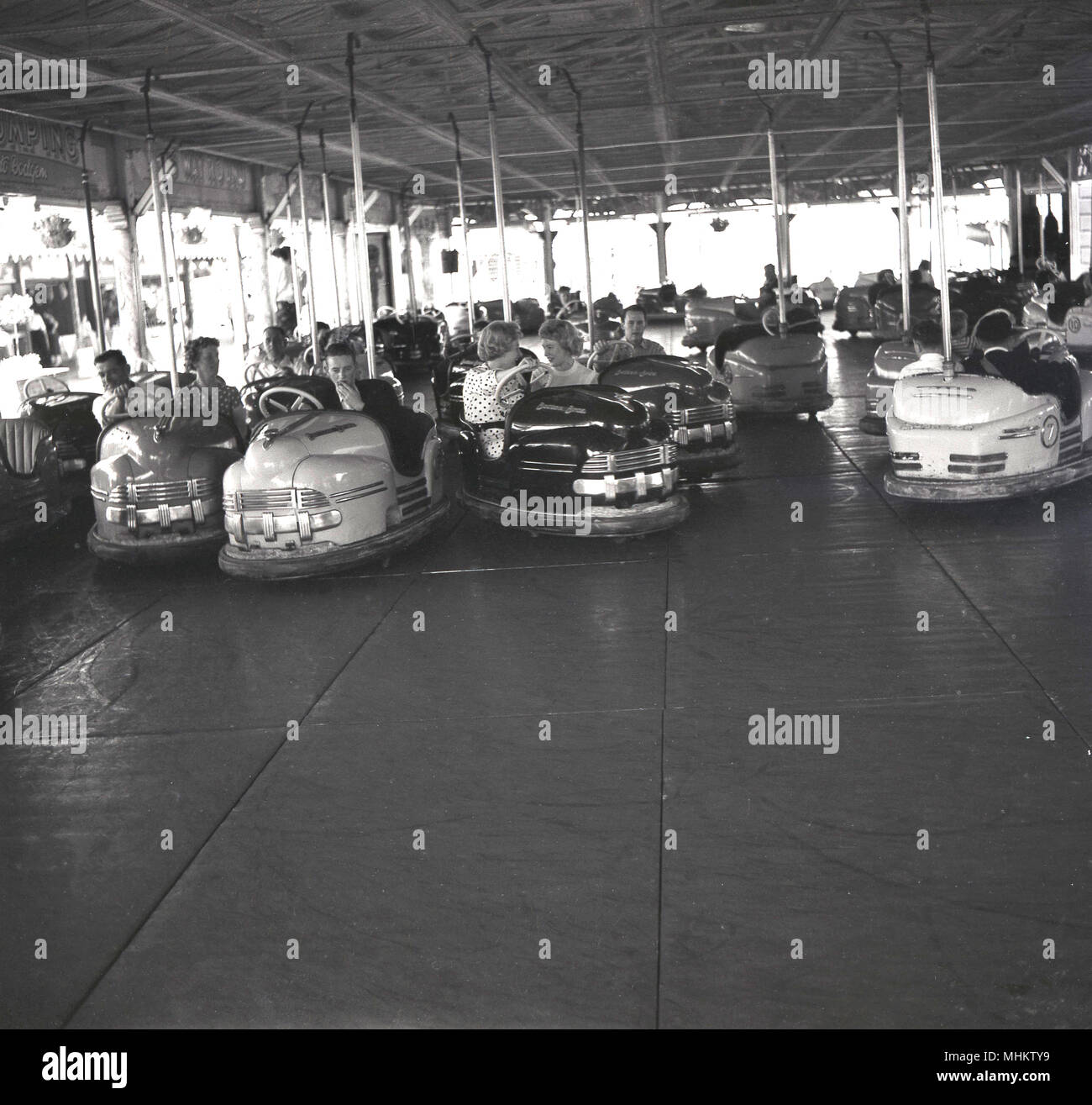 Anni sessanta, storico, persone a Battersea fun fair godere di equitazione dodgems o del paraurti di automobili, Parco di Battersea, Londra, Inghilterra, Regno Unito. La fiera del divertimento è stato costruito nel parco come parte del 1951 Festival di Bretagna celebrazioni ed è stata una grande attrazione per i giovani e le famiglie in questa epoca. Il dodgem cavalcata fu di proprietà di e gestito da il botton Bros - il loro nome è sulle vetture - Albert e Jim Botton che crebbe in una fiera viaggio intorno a Londra e il sud dell'Inghilterra. Foto Stock