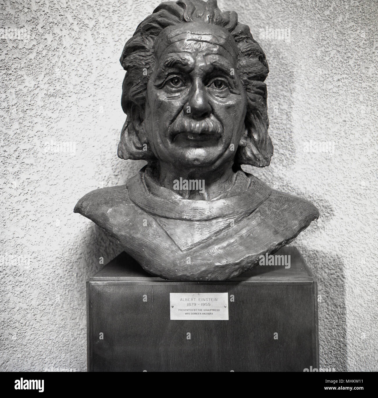 Degli anni Cinquanta, storico, un busto in bronzo di Albert Einstein, la famosa ebraica fisico teorico e nobile il vincitore del premio, da scultrice Doreen Anziska, Israele. Foto Stock