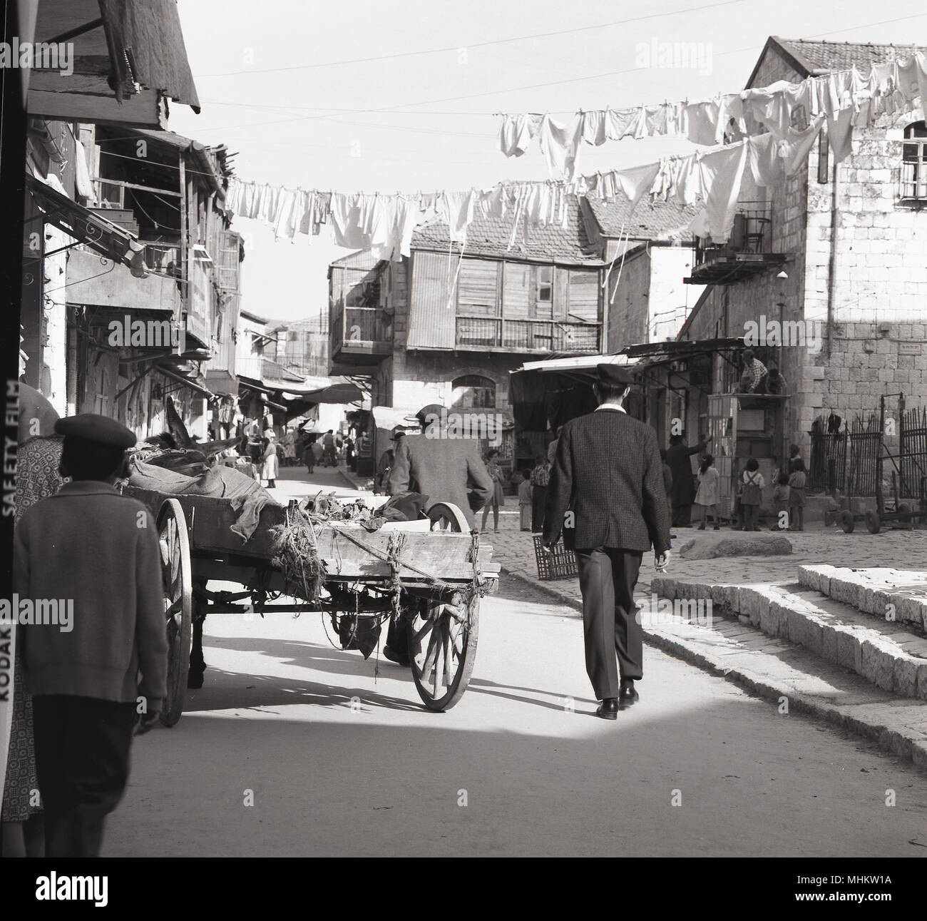 Degli anni Cinquanta, foto storiche che mostrano attività in una strada sul retro della Città Vecchia di Gerusalemme, Israele. Foto Stock