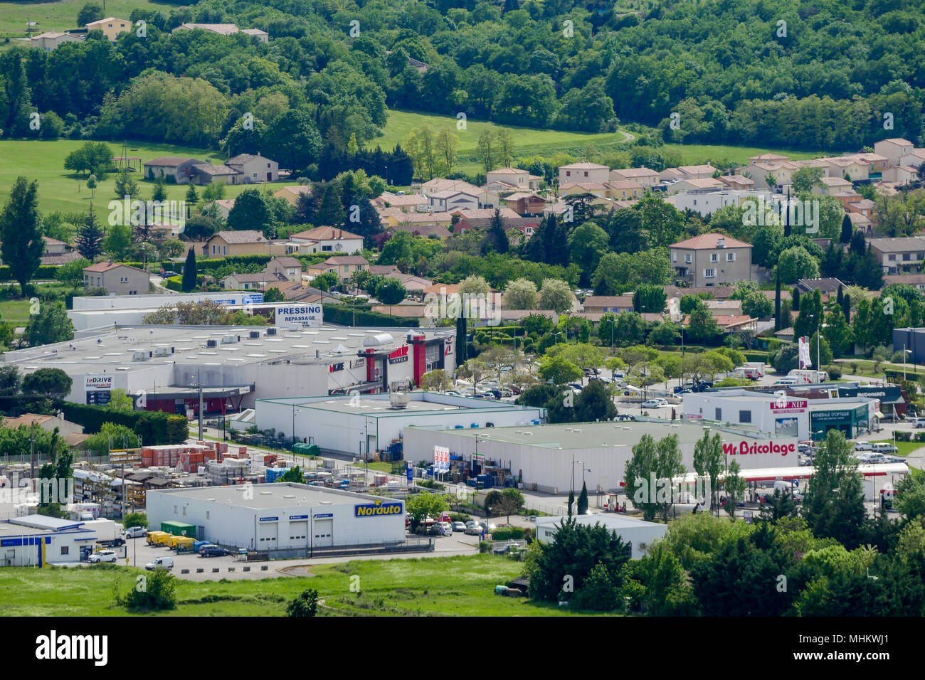 La vista su una zona commerciale sttled in mezzo ai campi, Livron sur Drôme, Drôme, Francia Foto Stock