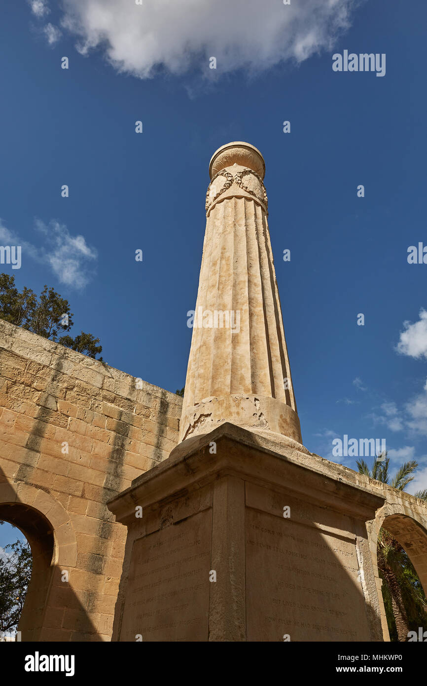 Vista di un pilastro dal punto di vista inferiore a Upper Barrakka Gardens a La Valletta a Malta. Foto Stock
