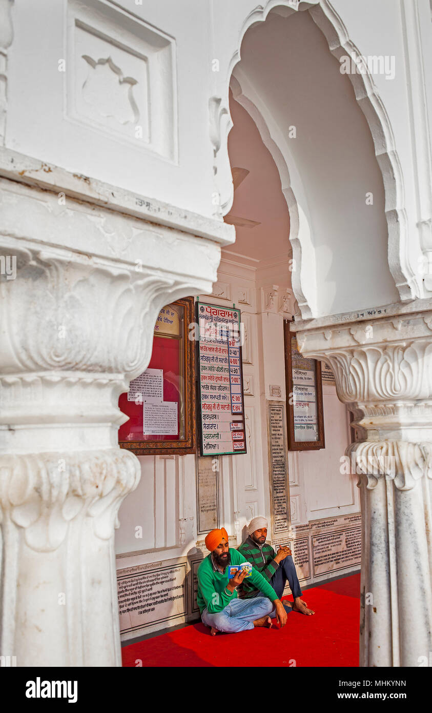 Pellegrini in preghiera, tempio dorato, Amritsar Punjab, India Foto Stock