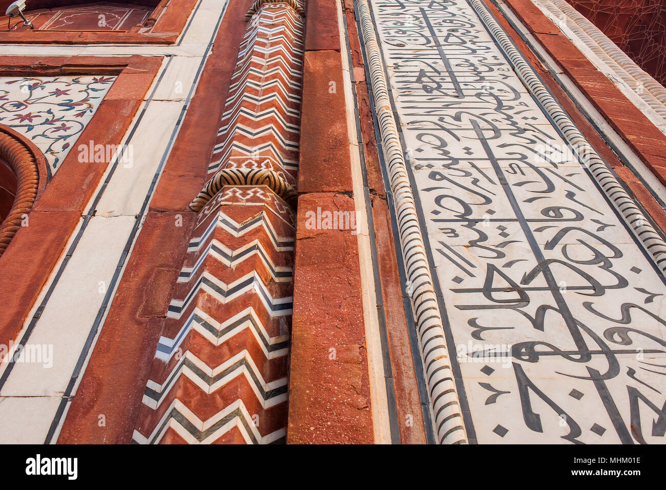 Dettaglio della porta di accesso al Taj Mahal, Sito Patrimonio Mondiale dell'UNESCO, Agra, Uttar Pradesh, India Foto Stock