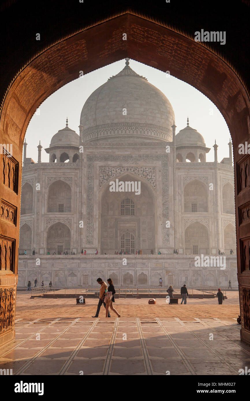 Cancello, portone, gateway, telaio, framing Taj Mahal, Sito Patrimonio Mondiale dell'UNESCO, Agra, Uttar Pradesh, India Foto Stock