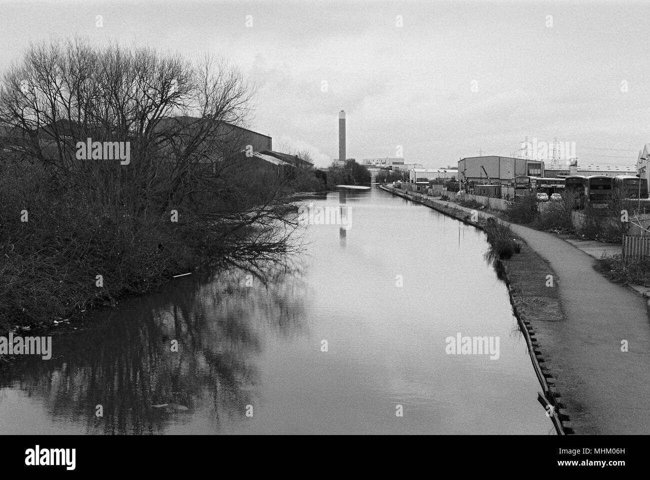 Fiume Lea in inverno vicino a Edmonton, North London UK, guardando verso nord in direzione di Enfield Foto Stock