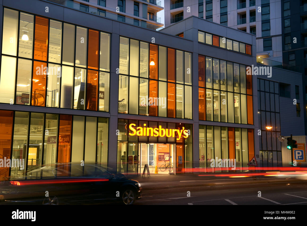 Sainsbury's supermercato a Nine Elms, Vauxhall, Lambeth, Londra. Il negozio è un superstore e agisce come un centro di distribuzione e di adempimento per online Foto Stock