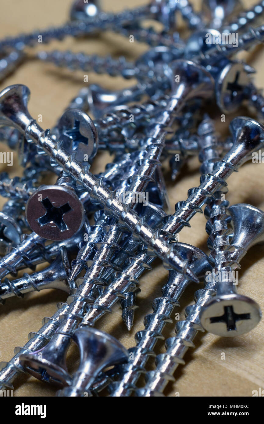 Pila di viti per il legno. Chiudere l'immagine verticale. Foto Stock