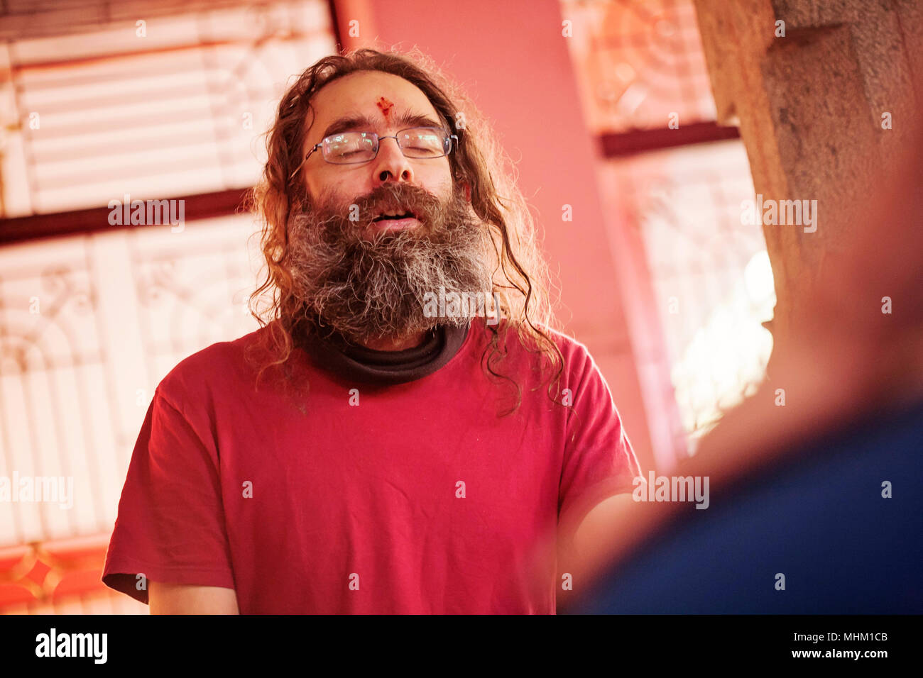 Tiruvannamalai, Tamil Nadu / India, 1 Febbraio 2018: musicista Jaya Deva effettuando in corrispondenza di Sadhu Om Samadhi tempio Foto Stock