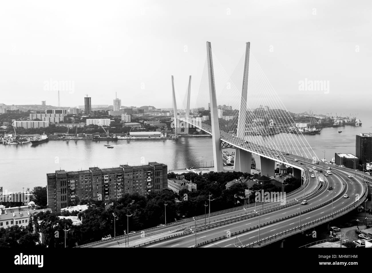 Golden Bridge a Vladivostok, Russia. Immagine in bianco e nero Foto Stock