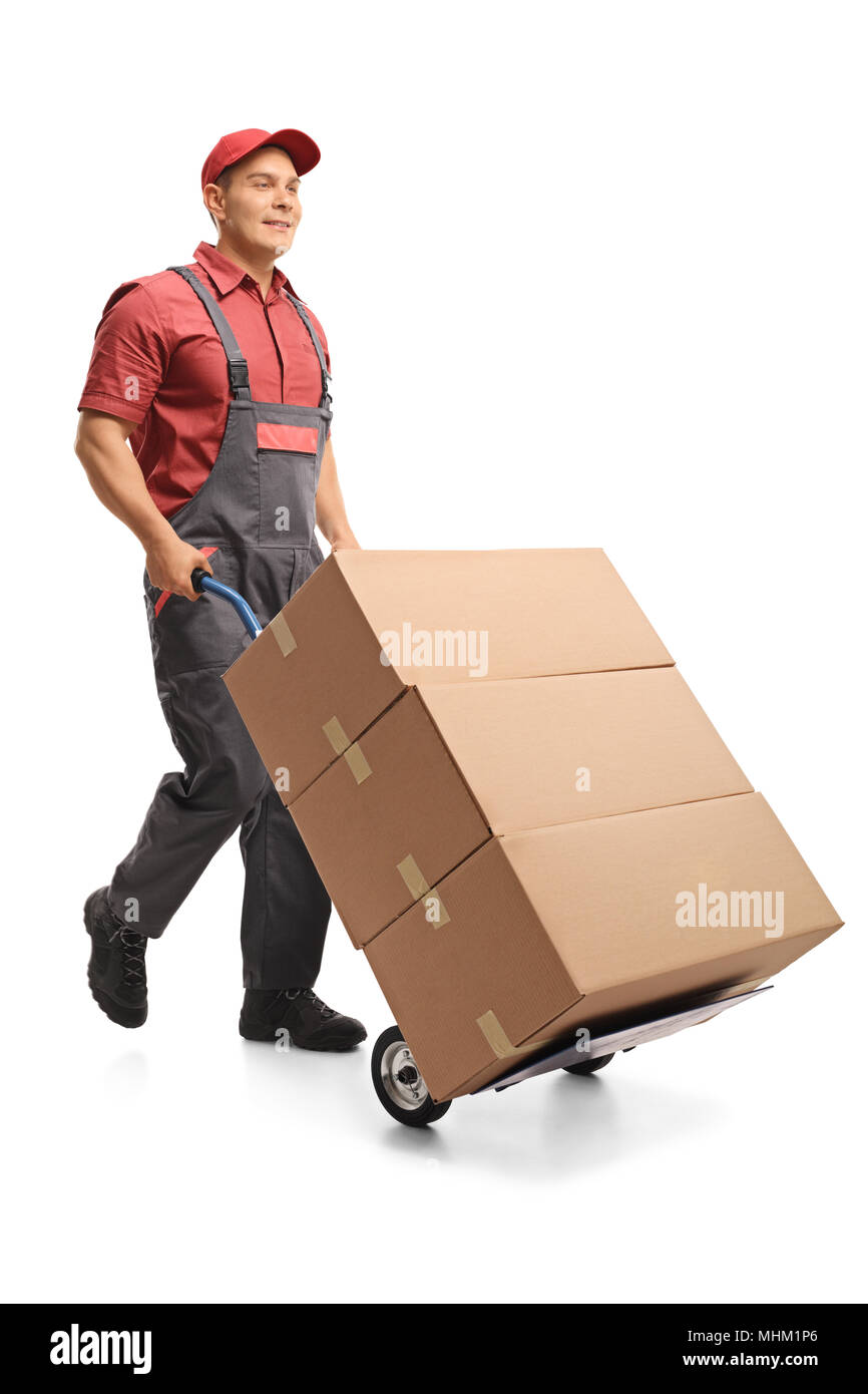 A piena lunghezza Ritratto di un mover spingendo un carrello di isolati su sfondo bianco Foto Stock