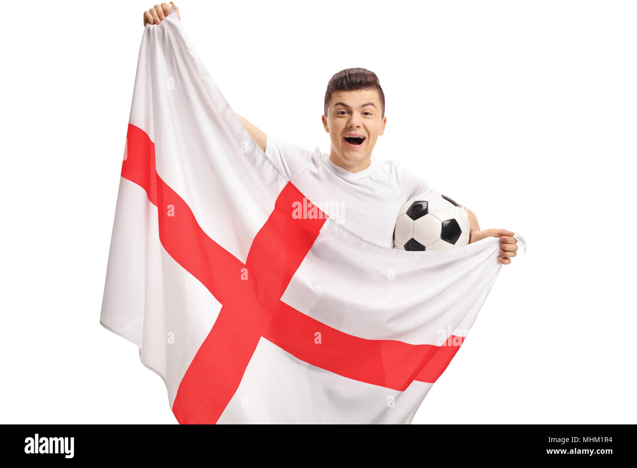 Overjoyed teenage tifoso di calcio tenendo un calcio e una bandiera inglese isolato su sfondo bianco Foto Stock