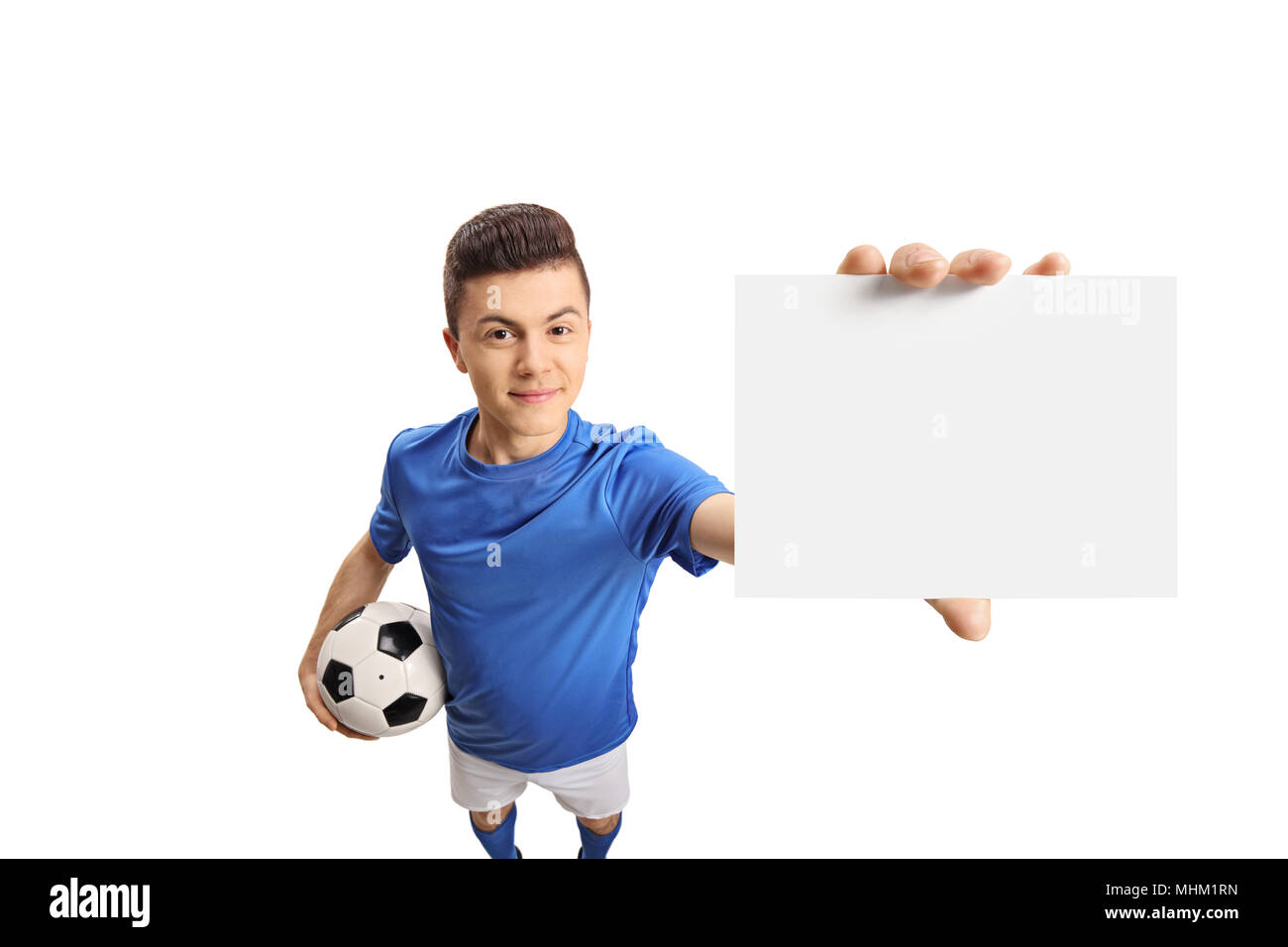 Teenage giocatore di calcio che mostra una scheda vuota isolata su sfondo bianco Foto Stock