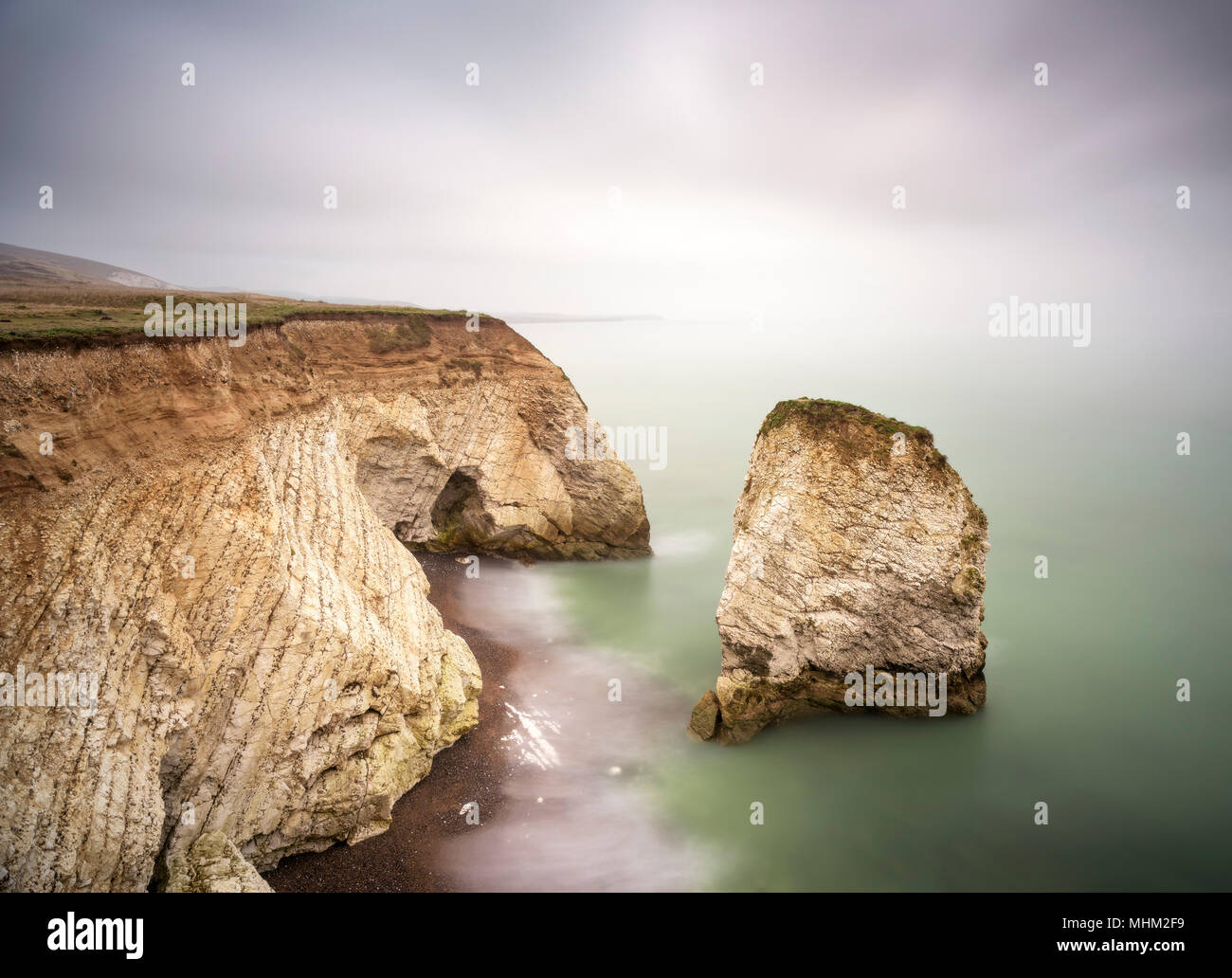 Foggy rive presso la scogliera sul mare, una lunga esposizione Foto Stock
