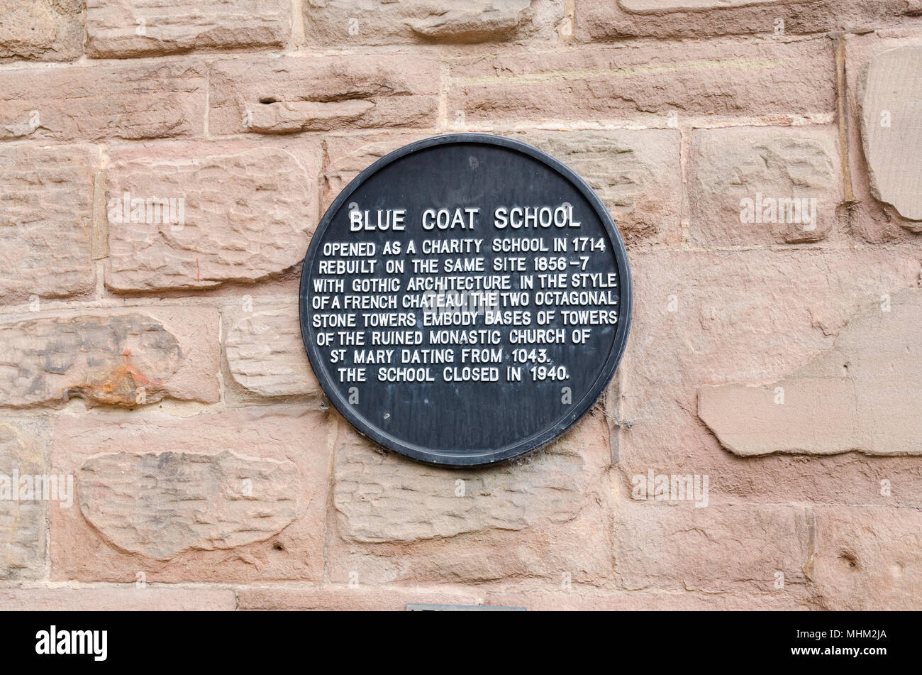 Il vecchio Blue Coat Scuola in Trinity Street, Coventry che ha chiuso nel 1940 e architettura gotica in stile chateau Francese Foto Stock