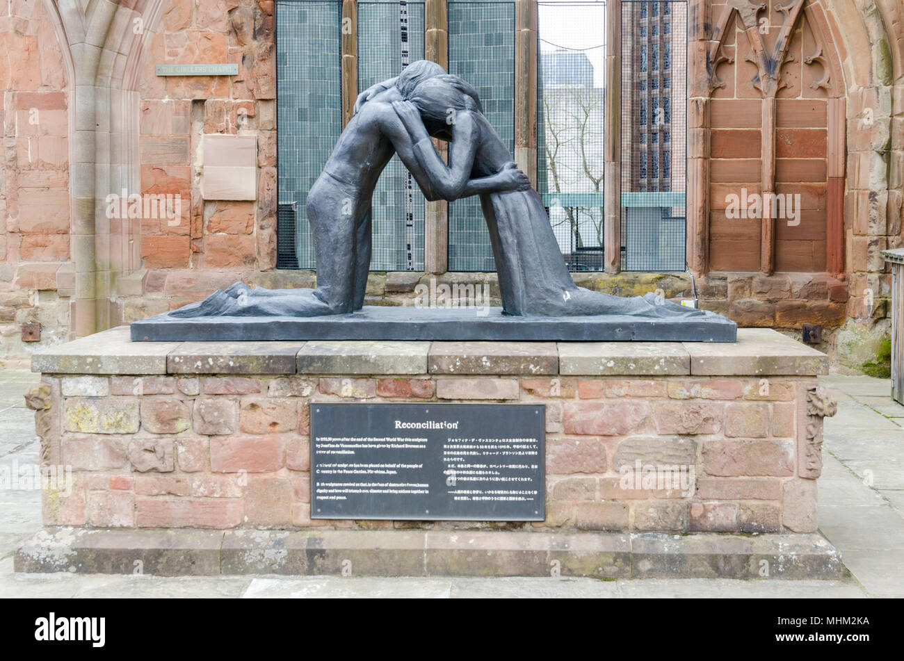 "Riconciliazione" scultura di Josefina de Vasconcellos donati a Coventry Cathedral in 1995 da Richard Branson per contrassegnare 50 anni dopo la fine di ww2 Foto Stock