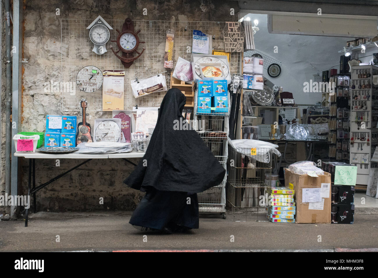 Gerusalemme, Israele. Il 30 marzo, 2018. Una giovane donna di Haredi burqa setta a piedi a Mea Shearim quartiere. Foto Stock