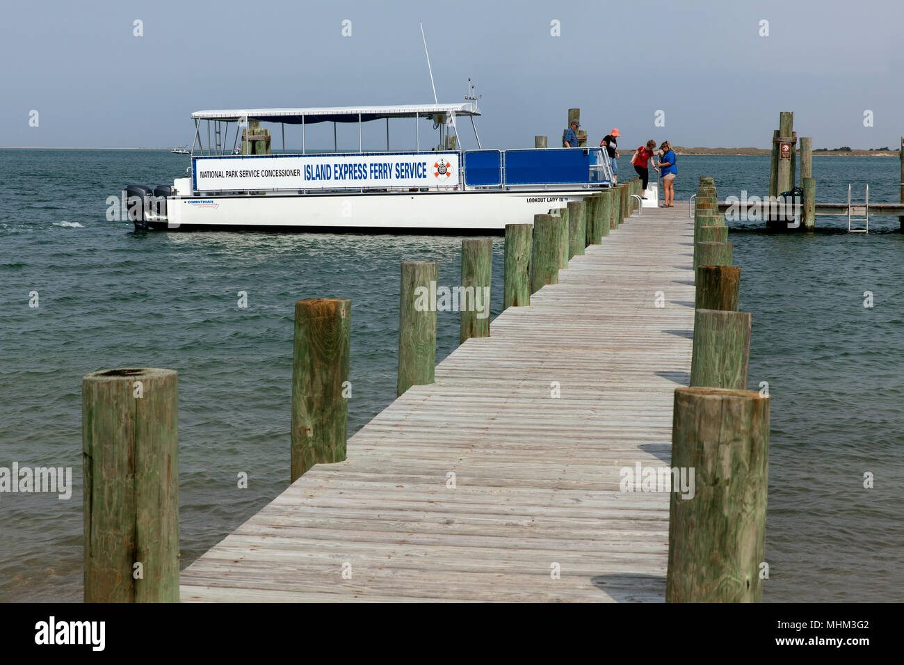 NC01546-00...North Carolina - Isola Express ferry boat forma Harkers isola in atterraggio a Cape Lookout Lighthouse Dock sul nucleo del Sud banche, Cape Lookout Foto Stock