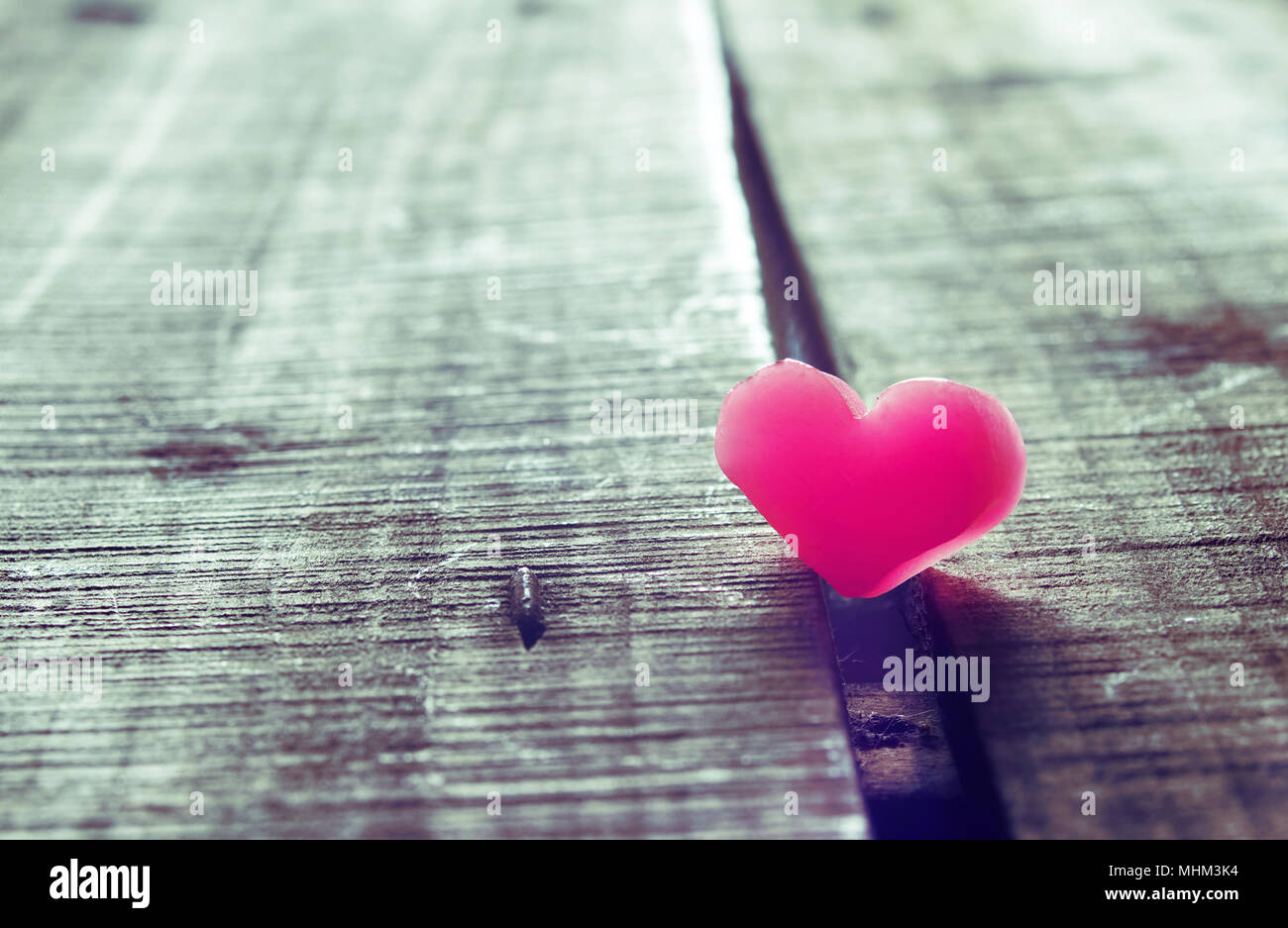 Cuore su piatto di legno per amore come tema. Foto Stock